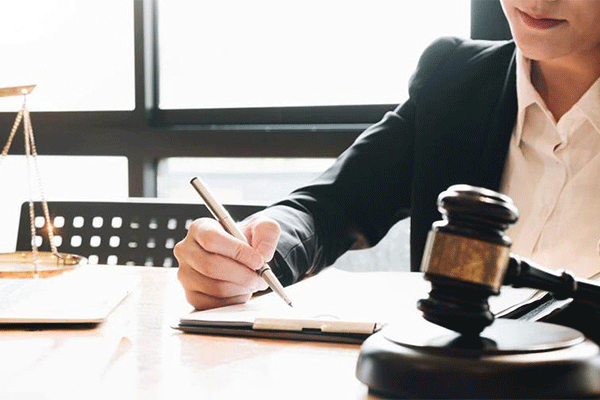 وکیل حقوقی منیره آشویی