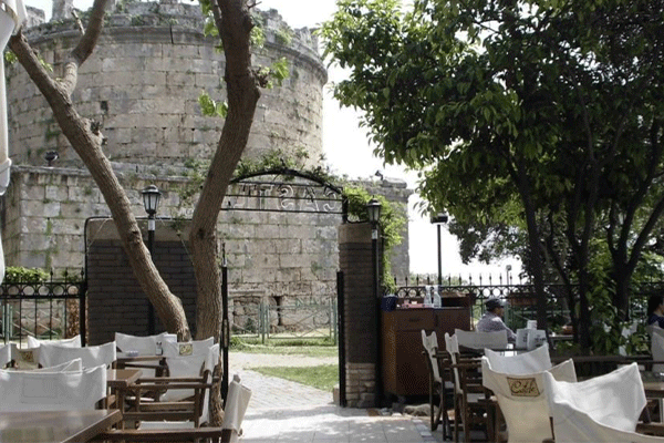 کافه قلعه Castle Cafe & Bistro