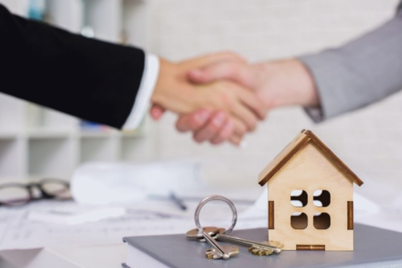 مشاور املاک ایرانی نوید حکیمی