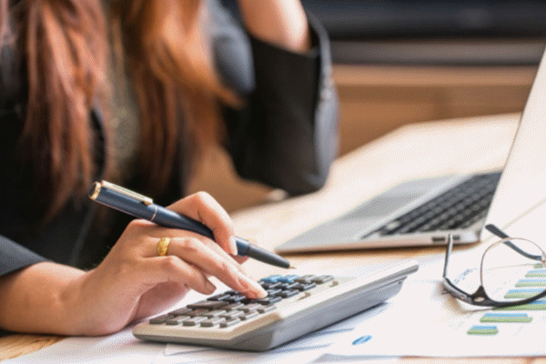 حسابدار ایرانی خانم نیلو ذوالفقاریان