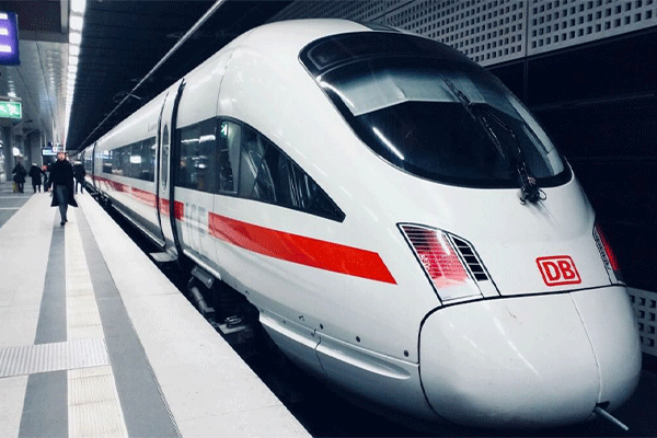 استخدام در ایستگاه قطار