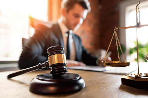 وکیل خدمات حقوقی کریستوفر امیر لینگناو
